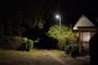 lygte lyser foran hus