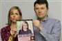 Madeleine McCanns forældre, Kate og Gerry McCann, med et billede af deres datter imellem sig