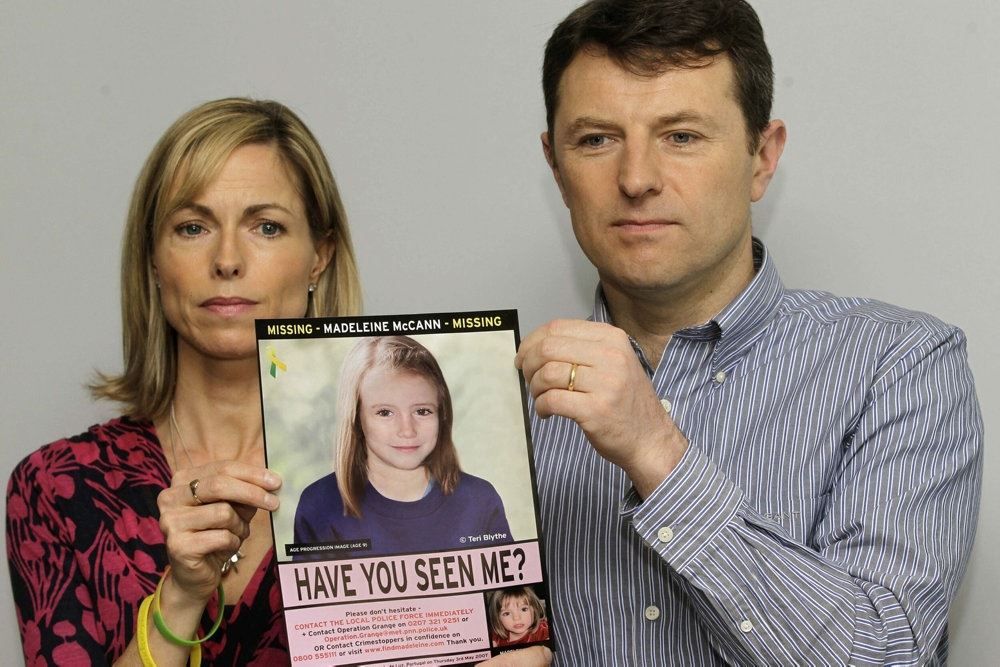Madeleine McCanns forældre, Kate og Gerry McCann, med et billede af deres datter imellem sig