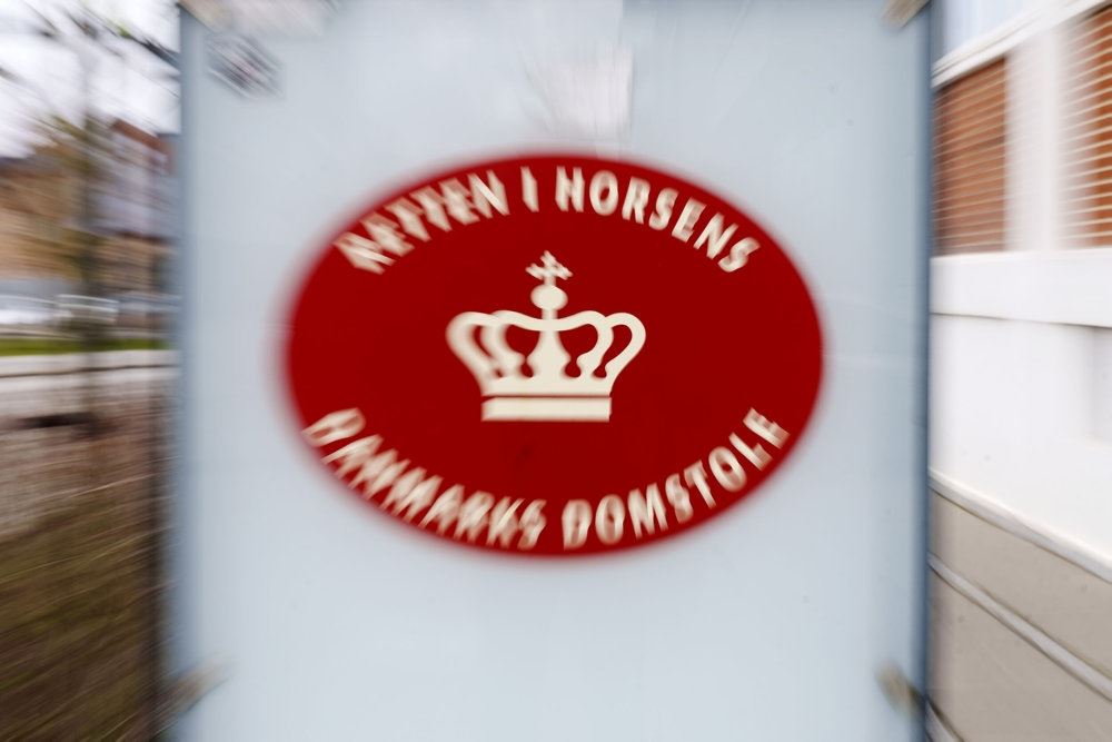 et billede af et skilt ved retten