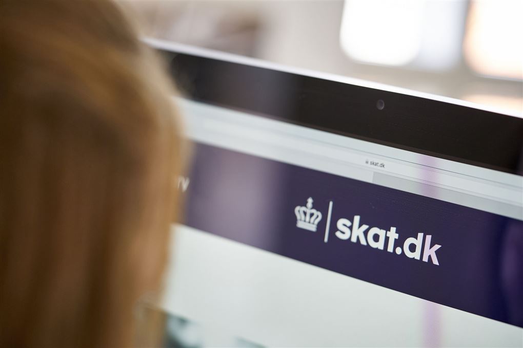 person kigger på skærm