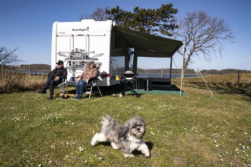 to personer sidder fora campingvogn
