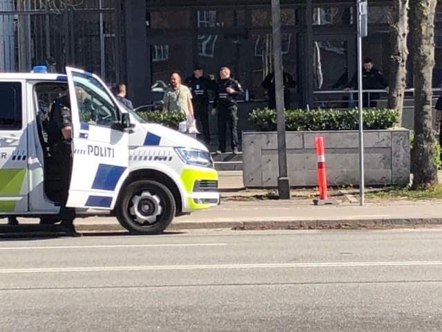 politibil holder på vej
