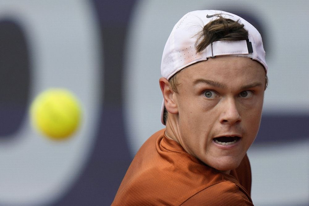 Mand på tennisbane
