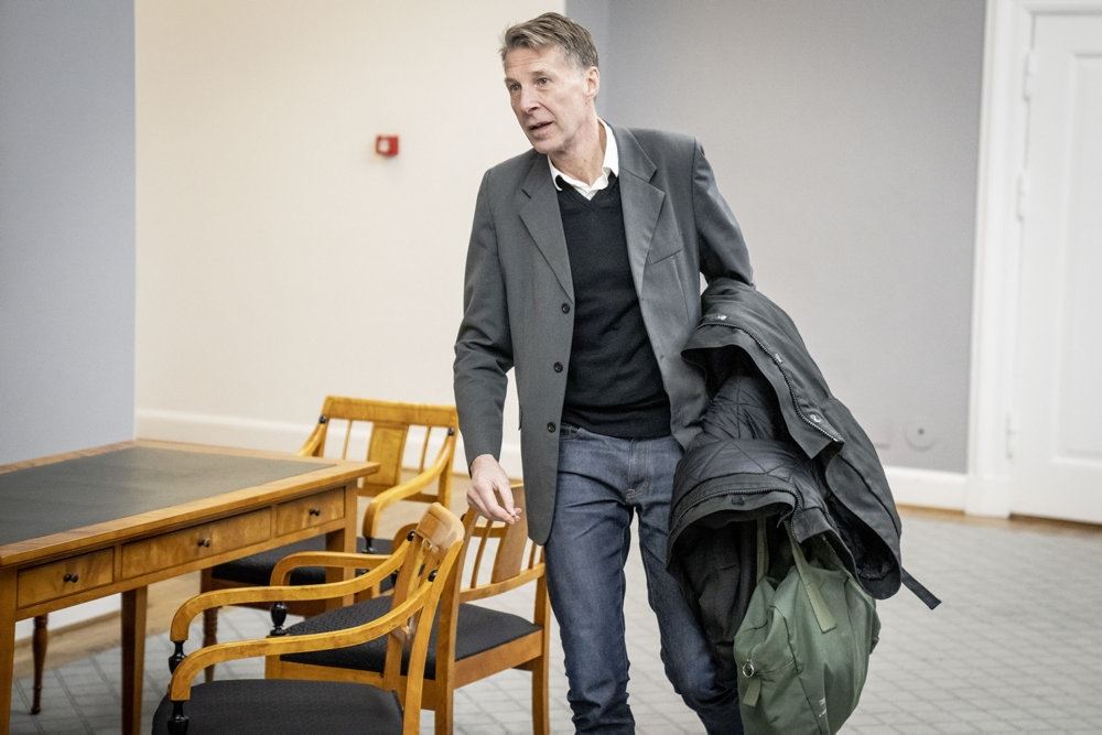 Jon Stephensen med en masse tasker og en store jakke