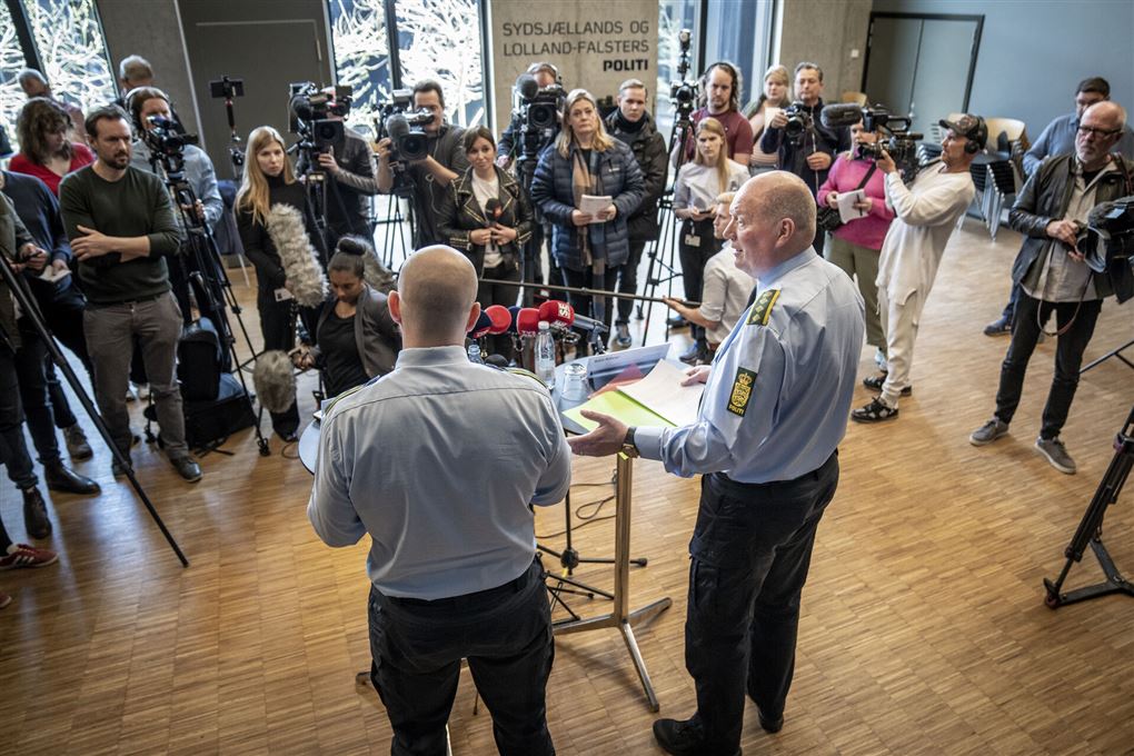 politifolk står på pressemøde 