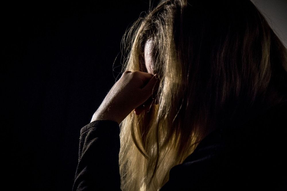 person tager sig til hovedet