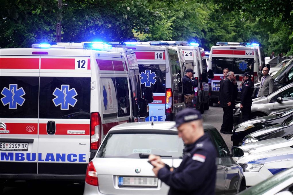ambulancer holder foran skole i beograd