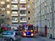Brandbil med udrykning foran en beboelsesblok