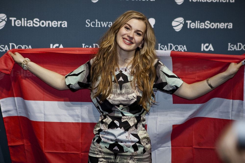 kvinde med dansk flag