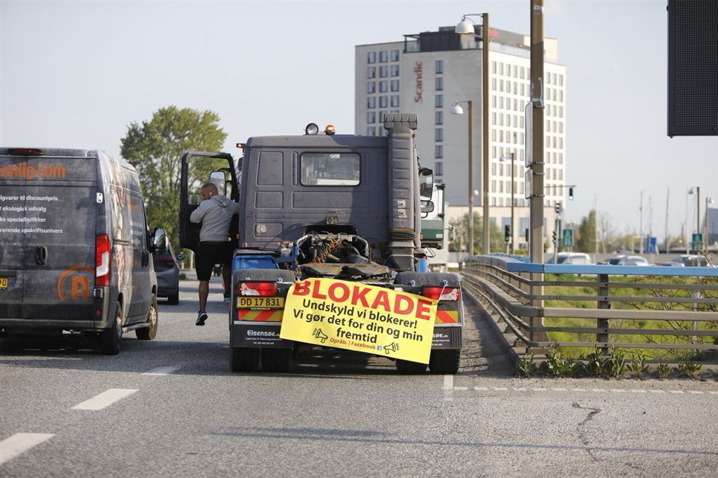 lastbiler blokerer vej