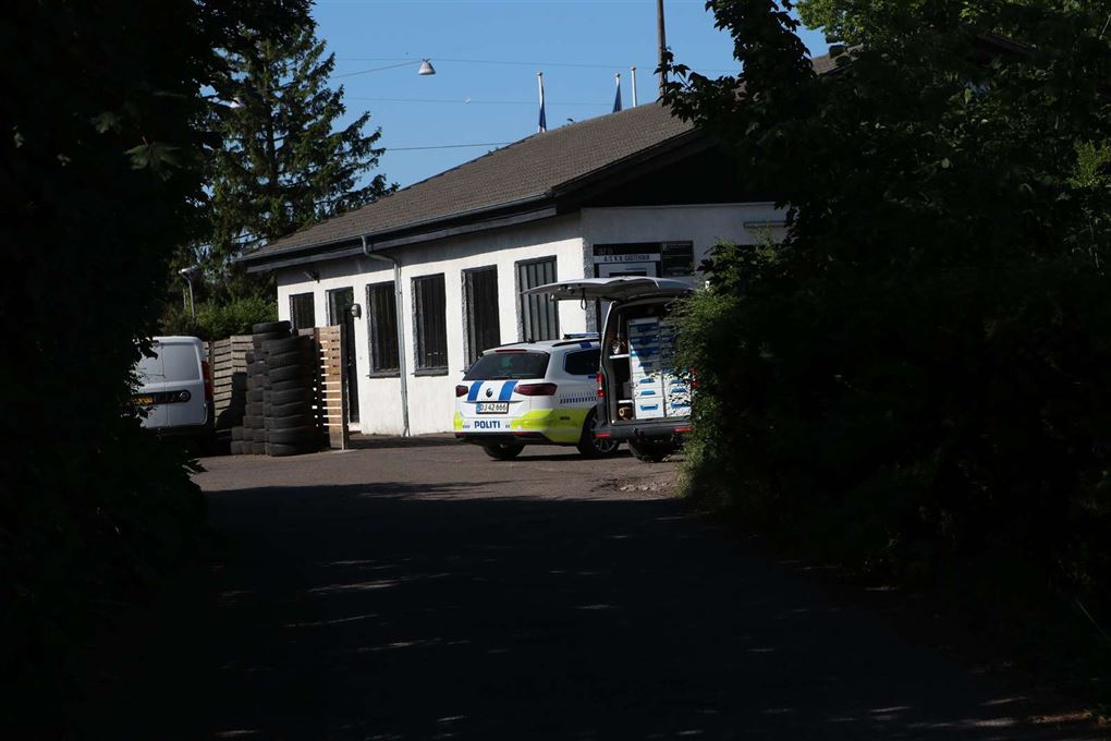 politibil holder ved hus
