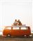 To mænd på toppen af en gammel VW Camper