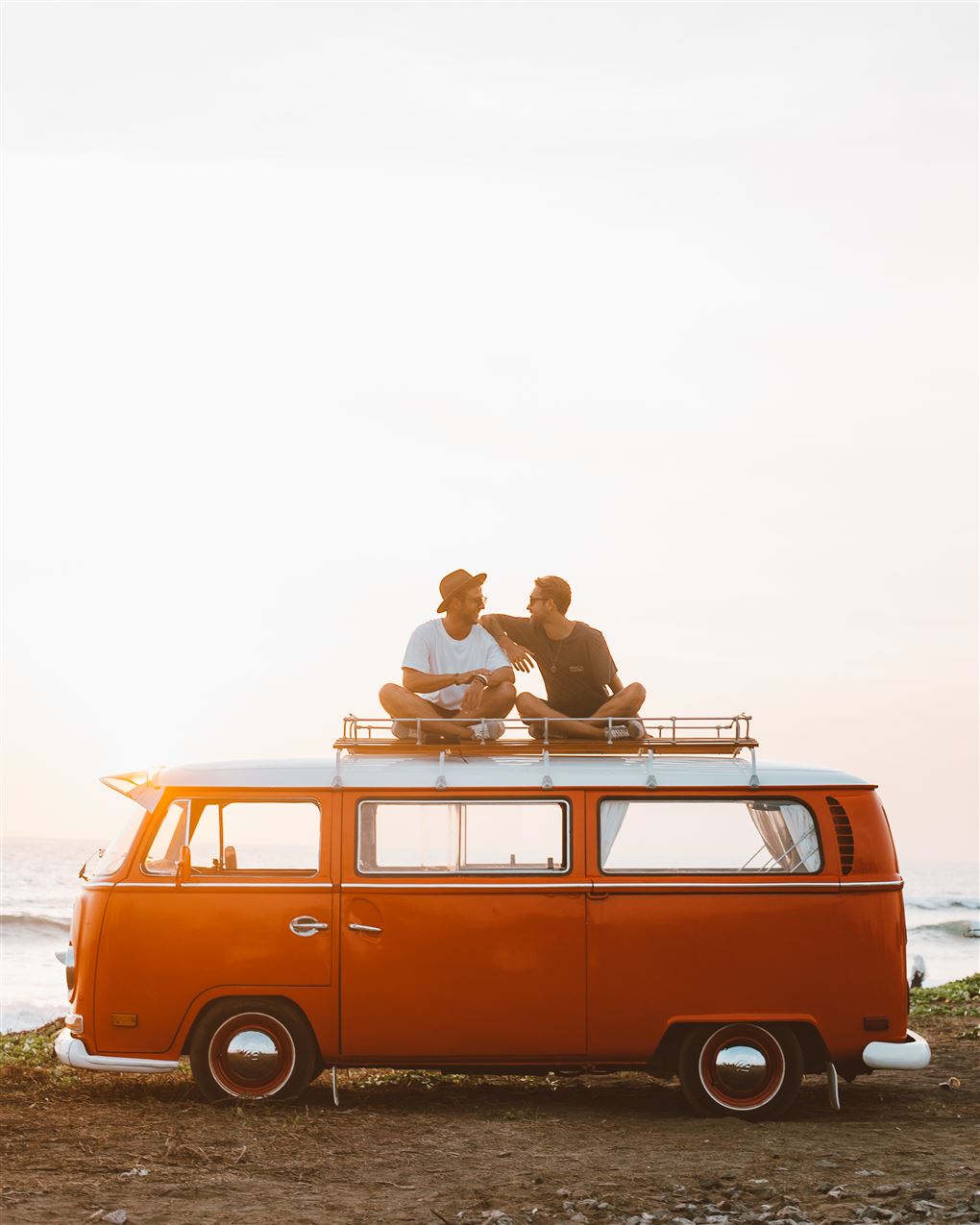 To mænd på toppen af en gammel VW Camper