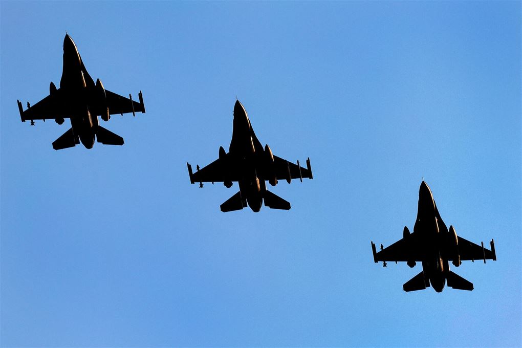 3 F-16 fly i luften