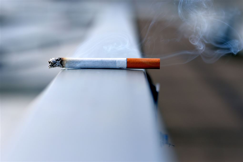 cigaret ligger på rækværk