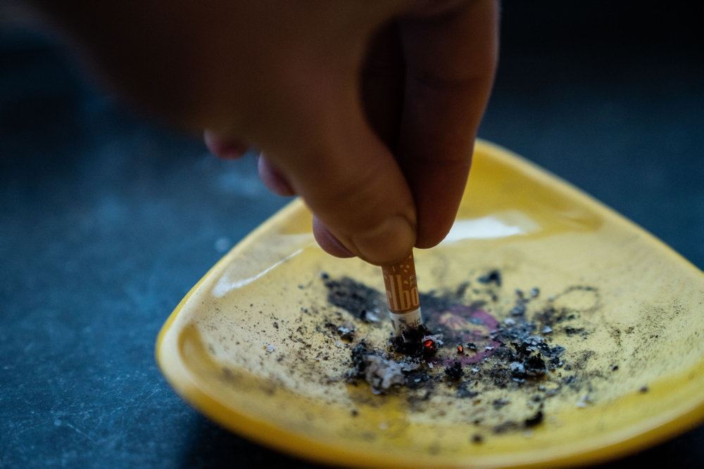 en cigaret skoddes i et askebæger