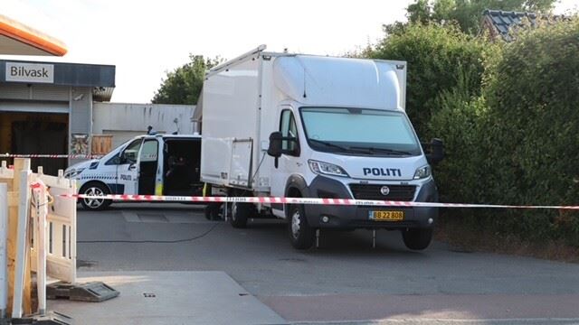 politi ved bygning