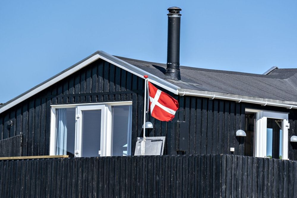 sommerhus med dansk flag 