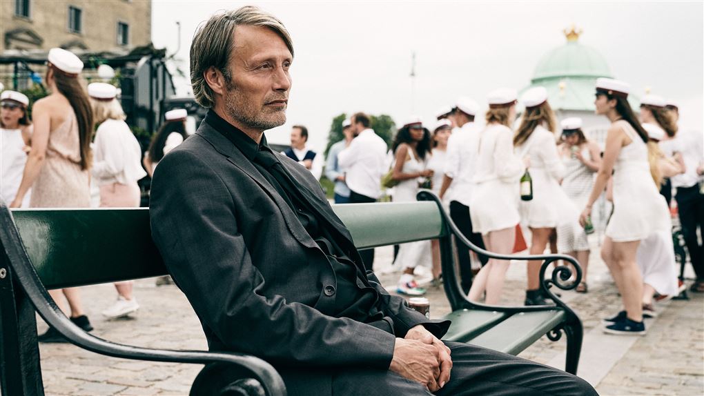 Mads Mikkelsen på en bænk i "Druk".
