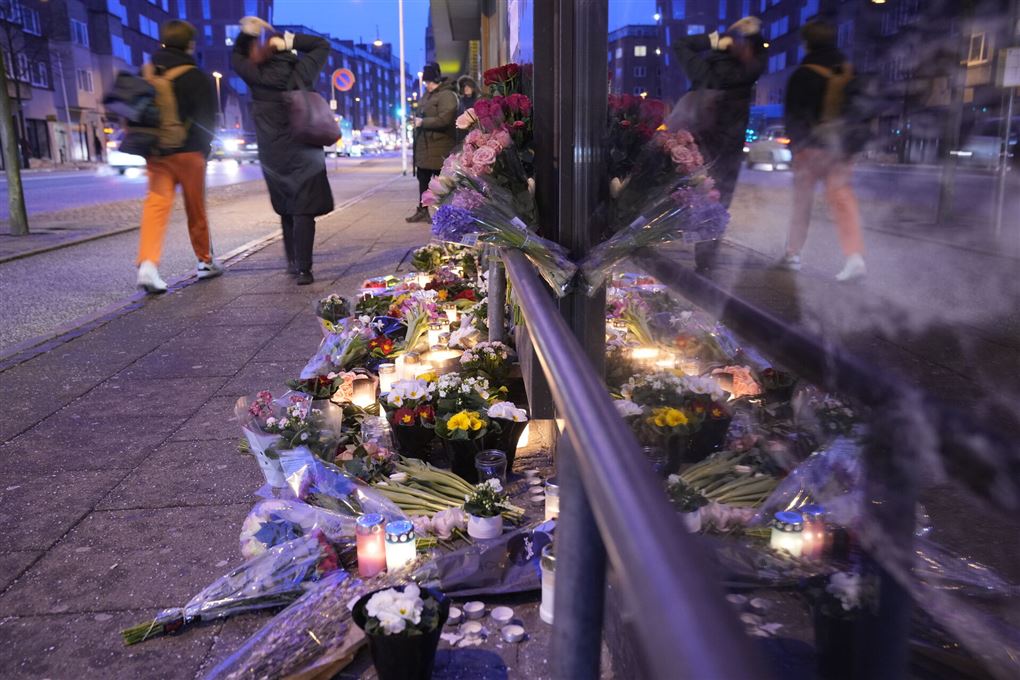 Blomster i bunker foran det sted, hun sidst blev set i live