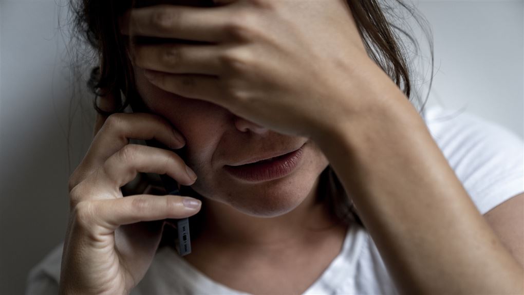 en person taler i telefon