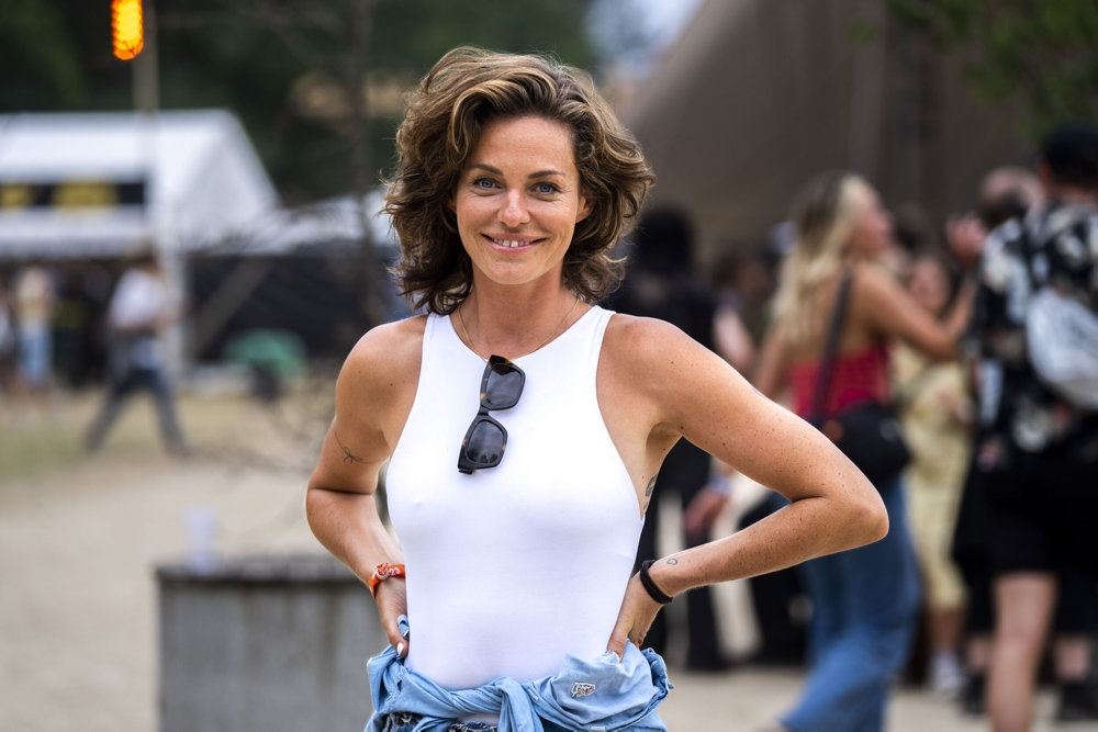 kvinde poserer på festival