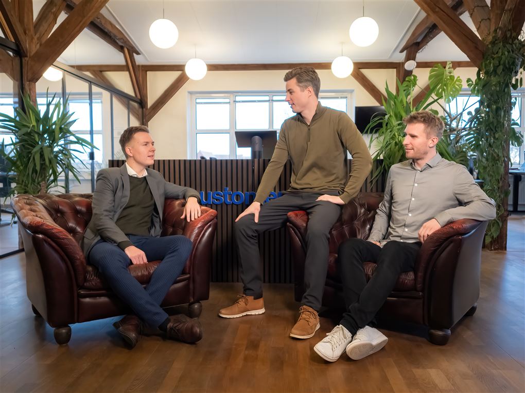 tre mænd i et kontor