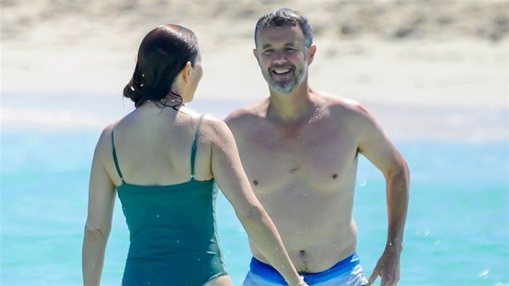 Kronprins Frederik og kronprinsesse Mary i havet. Han har badebukser på og hun har bikini.