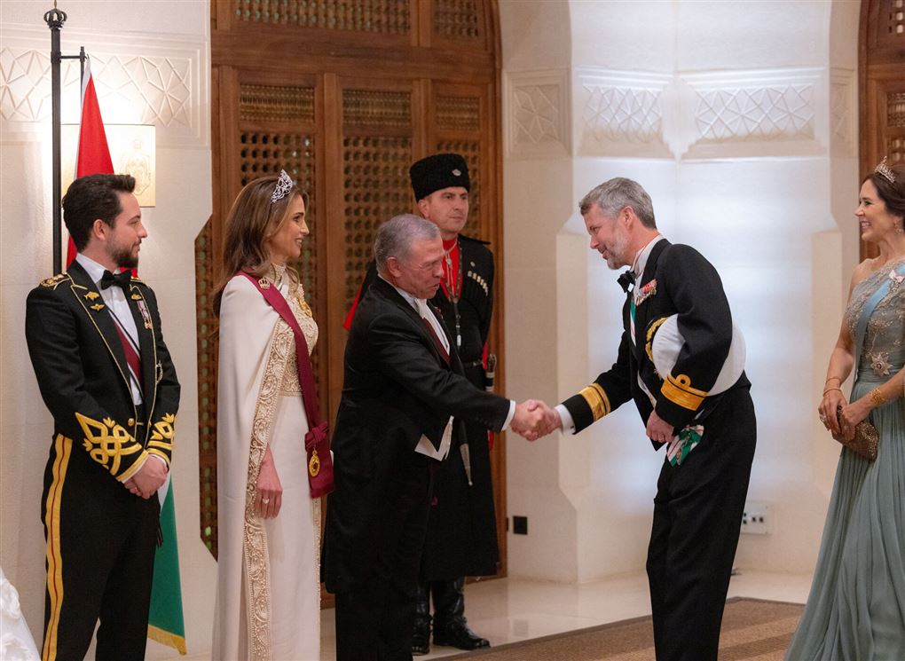 Kronprins Frederik hilser på en af værterne ved brylluppet. Mary går lige bag ham.