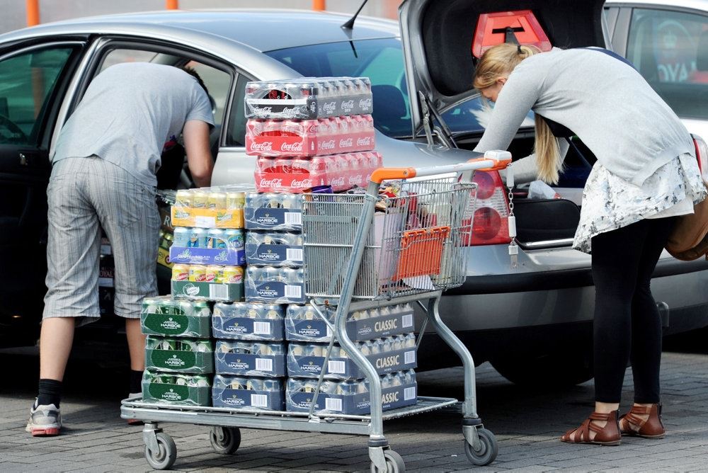 Mange rammer øl bliver pakket i en bil.