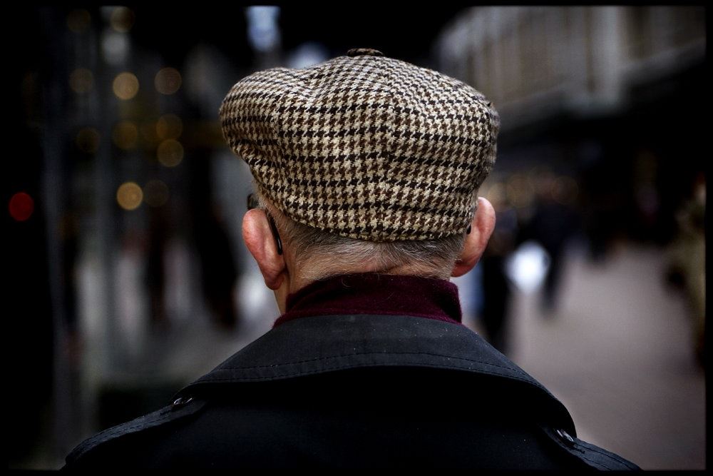 ældre mand med hat bagfra