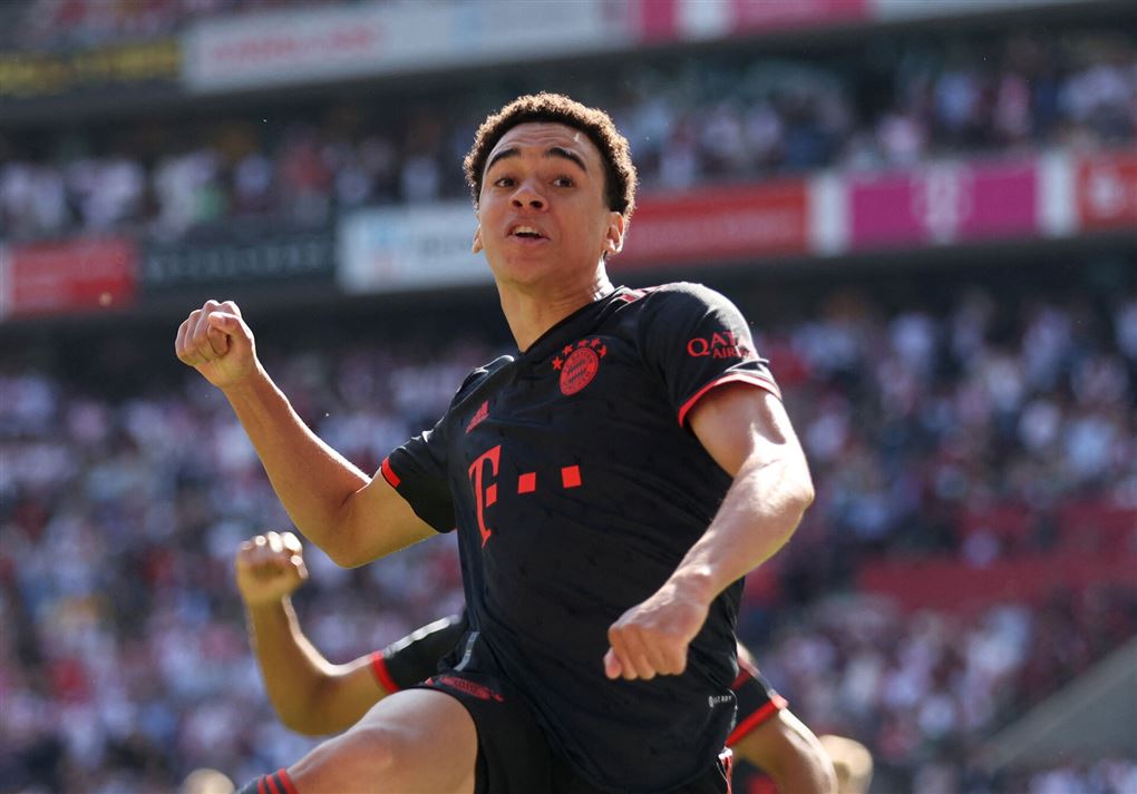 fodboldspiller jubler efter scoring