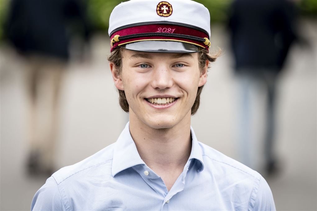 Greve Felix med sin studenterhue som han fik i sommeren 2021.