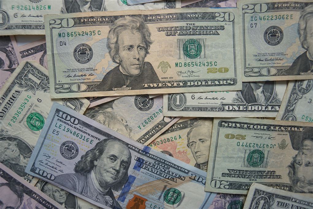 En masse forskellige dollar seddler