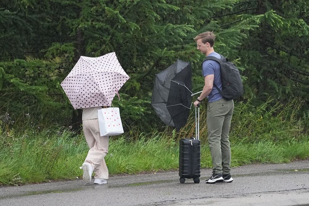 mennesker med paraplyer
