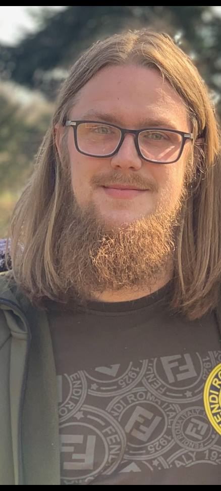 Et privatfoto af en mand med langt hår og langt skæg