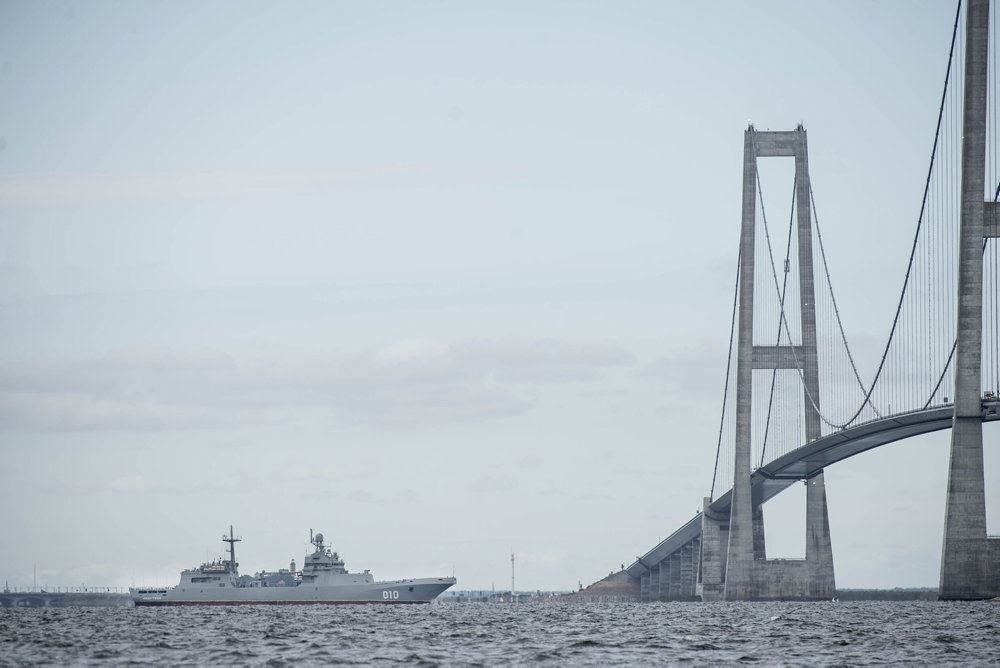 Krigsskib under Storebæltsbroen
