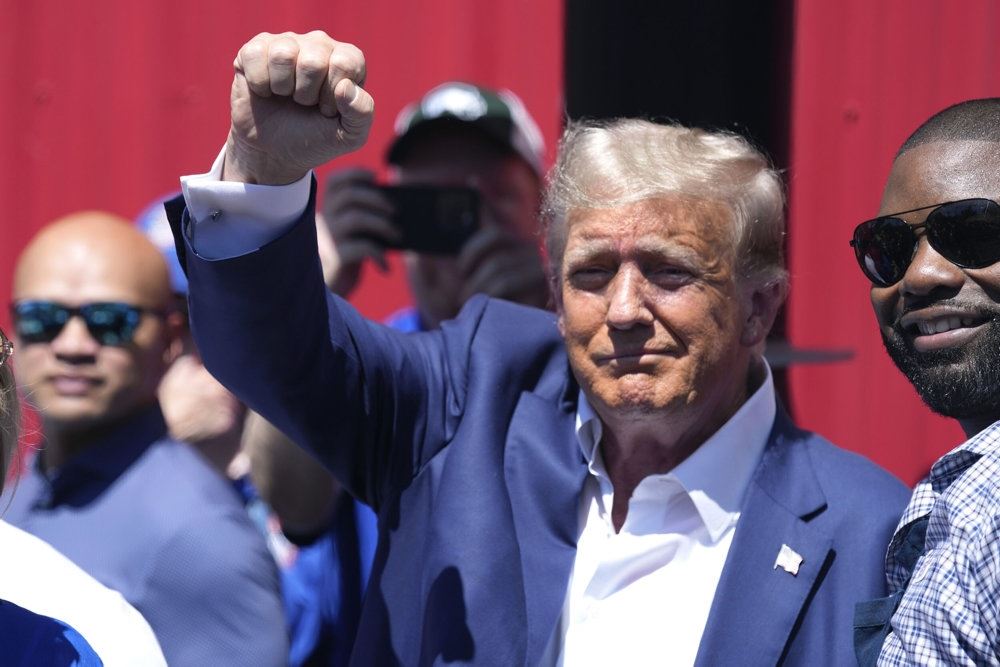 Donald Trump Knytter næven