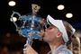 tennisspiller kysser pokal