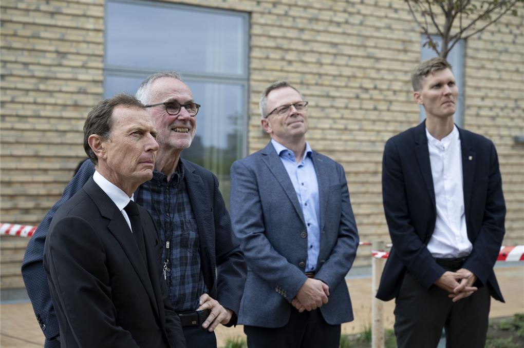 fire mænd står ved siden af hinanden 