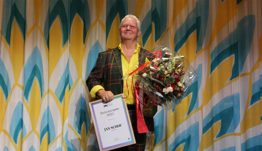 en glad mand på en scene