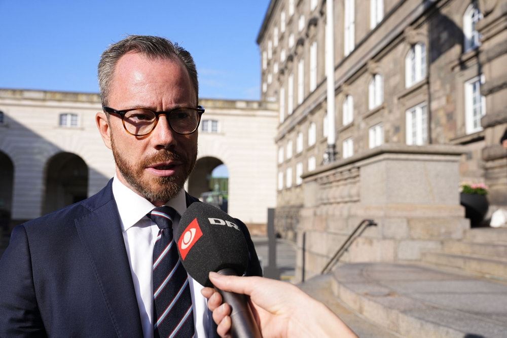 en mand interviewes