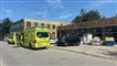 politi og ambulancer holder ved bygning