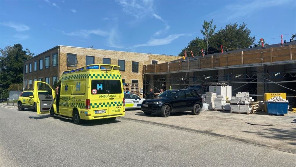 politi og ambulancer holder ved bygning