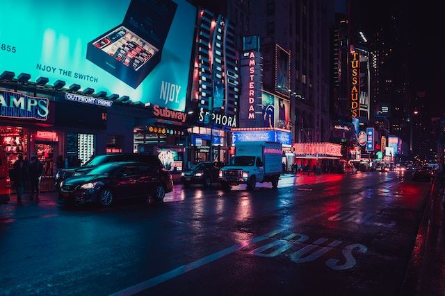 Neonreklamer oplyser mørk gade