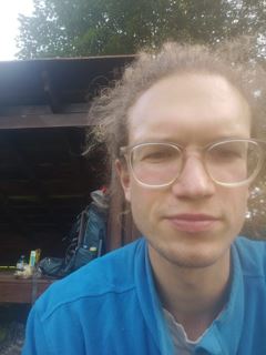 En ung mand med briller og hestehale