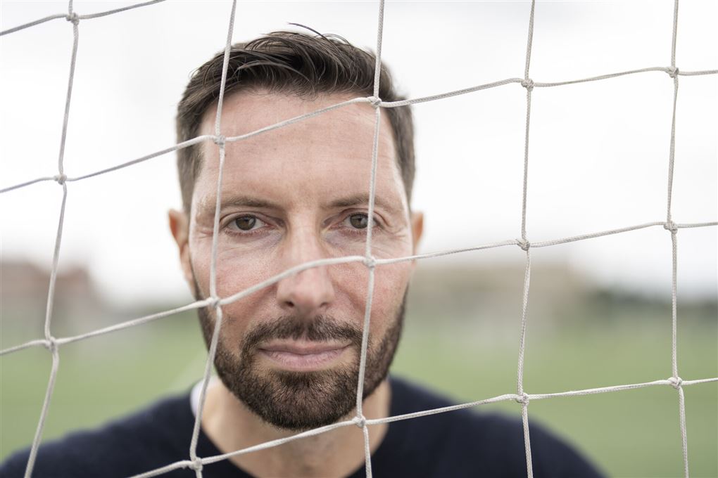 Kåre Quist ser alvorlig ud igennem et fodboldmål