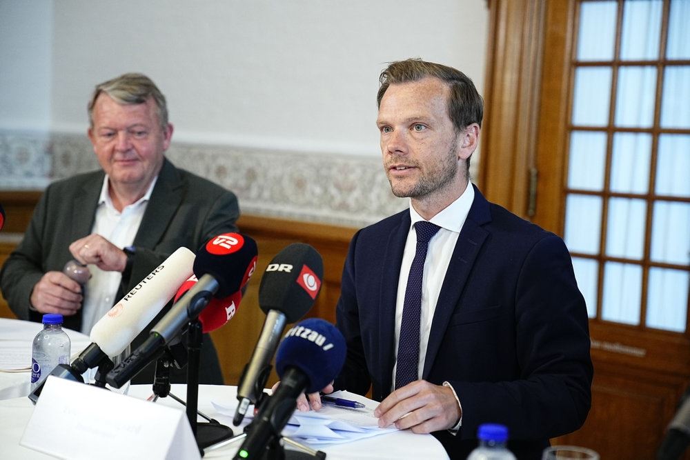to mænd på et pressemøde