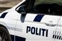 siden af en politibil.